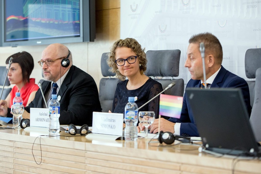 Iš kairės: LGL komunikacijos koordinatorė Eglė Kuktoraitė, GLSEN tyrimų ir strategijos vadovas dr. Joseph G. Kosciw ir LR Seimo narė Aušrinė Armonaitė ir LGL vadovas Vladimiras Simonko