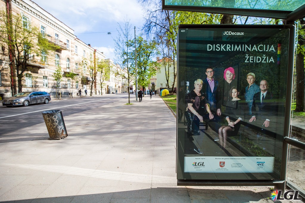 LGL socialinės reklamos plakatas transporto laukimo paviljone