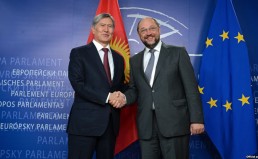 Europos lyderiai reikalauja Kirgizijos prezidento atsako dėl priešiškų LGBT* įstatymų Almazbekas Atambajevas ir Martinas Šulcas