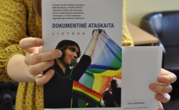 LGL Seimo nariams įteikė laiškus su ataskaita dėl ET rekomendacijos įgyvendinimo Lietuvoje DSC_0285