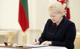 Prezidentė pasirašė pataisas, nesuteikiančias partneriams šeimos teisių