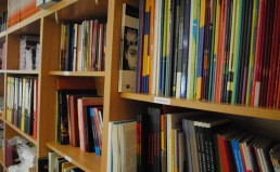 LGL būstinėje – didžiausia Lietuvoje leidinių LGBT* tematika biblioteka LGL biblioteka