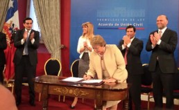 Čilės prezidentė pasirašė tos pačios lyties asmenų civilinės partnerystės įstatymą