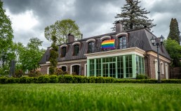IDAHOT dienos proga užsienio šalių ambasados Vilniuje iškėlė vaivorykštės spalvų vėliavas