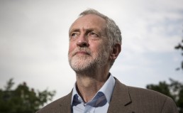 Britų leiboristų lyderis siūlo mokyklose dėstyti LGBT teisių istoriją LONDON, ENGLAND - JULY 16: Jeremy Corbyn poses for a portrait on July 16, 2015 in London, England. Jeremy Bernard Corbyn is a British Labour Party politician and has been a member of Parliament for Islington North since 1983. He is currently a contender for the position as leader of the Labour Party. (Photo by Dan Kitwood/Getty Images)