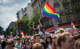 Homoseksuali pora iš Prancūzijos iškovojo svarbią pergalę kovoje dėl partnerio vaiko įvaikinimo