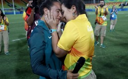 Po Rio regbio turnyro finalo savanorė pasipiršo mylimai žaidėjai RIO DE JANEIRO, BRAZIL - AUGUST 08: Volunteer Marjorie Enya (R) and rugby player Isadora Cerullo of Brazil smile after proposing marriage after the Women's Gold Medal Rugby Sevens match between Australia and New Zealand on Day 3 of the Rio 2016 Olympic Games at the Deodoro Stadium on August 8, 2016 in Rio de Janeiro, Brazil. (Photo by David Rogers/Getty Images)