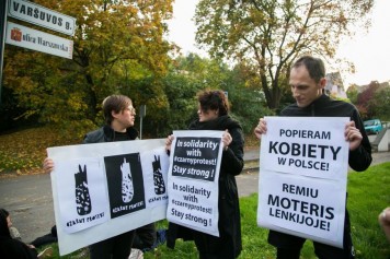 vilniuje-vyko-solidarumo-su-lenkijos-moterimis-akcija-juodasis-pirmadienis1